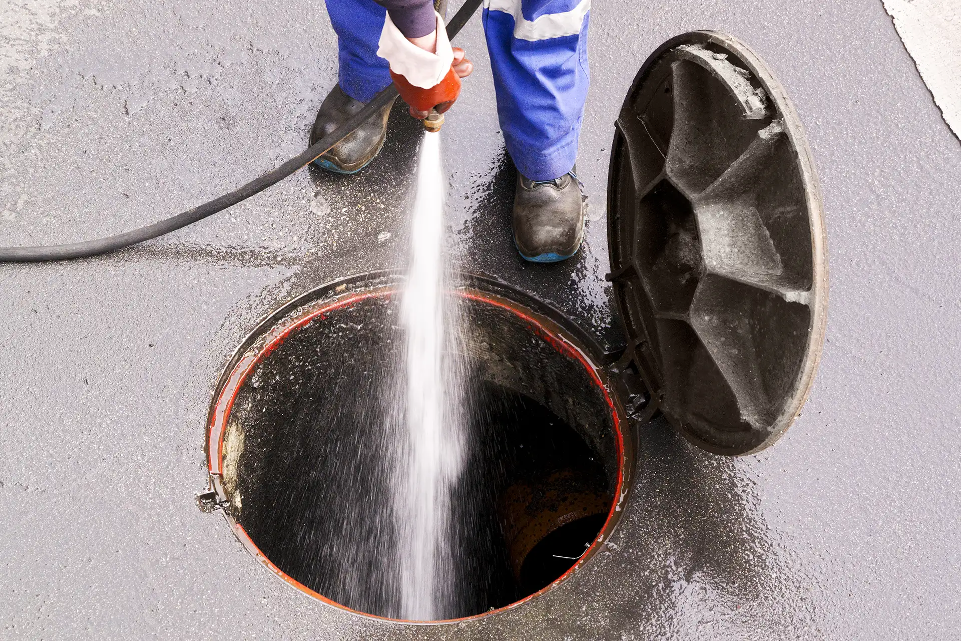 Acqua che Esce dai Tombini? Interveniamo Subito a Torino e Provincia con il Canal Jet